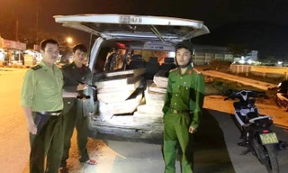 Phát hiện bất ngờ bên trong chiếc ô tô 16 chỗ tháo ghế ngồi, không có tem đăng kiểm