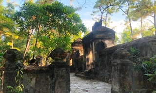 Lối vào khu lăng mộ huyền bí nhuốm màu thời gian, rêu phong