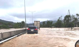 Dầm mưa lớn tìm người mất tích do lũ cuốn trôi