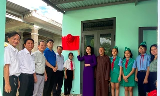 Bàn giao nhà Khăn quàng đỏ, tặng học bổng cho học sinh hoàn cảnh khó khăn