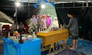 Vụ bé 6 tuổi mất tích: Gia đình xác định thi thể cháu bé tại biển Lăng Cô