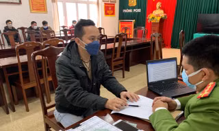 Đối tượng cầm đầu Nguyễn Văn Phụng cùng tang vật.