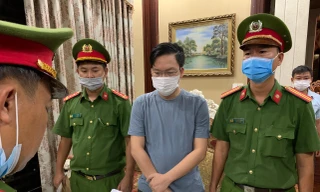 Đọc lệnh bắt tạm giam đối với Tống Phước Hoàng Hưng (mặc áo phông, thứ hai từ phải sang)