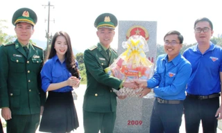 Tặng 10.000 lá cờ Tổ quốc cho ngư dân TT-Huế