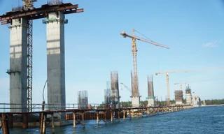 Nhìn gần công trình cầu vượt cửa biển dài nhất miền Trung ‘chạy nước rút’ trước mùa mưa bão