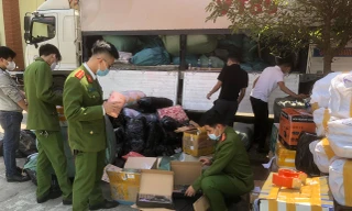 Phát hiện ô tô ‘nhồi’ đầy hàng cấm, kit test COVID-19 nhập lậu khi qua Huế