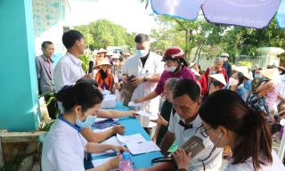 Thầy thuốc trẻ, đoàn viên, thanh niên bệnh viện hỗ trợ người dân vùng lũ