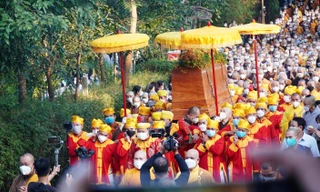 Hàng nghìn người tiễn đưa Thiền sư Thích Nhất Hạnh trong tĩnh lặng