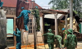 Dông lốc làm tốc mái nhiều nhà dân ở thành phố Huế