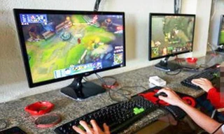 UBND huyện Phong Điền (tỉnh TT-Huế) xử lý một trường hợp dịch vụ game online vi phạm quy định phòng dịch. Ảnh minh họa.