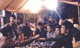 Thanh niên Tày lày cỏ trong đám cướiư. Ảnh: Vũ Tiệp (Báo Cao Bằng)