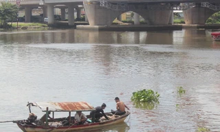 Tàu hỏa húc nam thanh niên bay xuống sông Sài Gòn