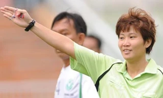 Cầu thủ nam đánh trọng tài nữ