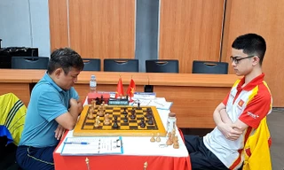 Đương kim vô địch quốc gia Bành Gia Huy (phải) thi đấu tại giải