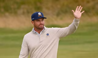 Bryson DeChambeau ghi HIO 'cực đỉnh' qua mái nhà