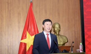 HLV Kim Sang-sik có hai trợ lý người Hàn Quốc