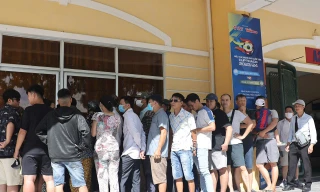 Người hâm mộ thành Nam 'đội nắng' xếp hàng mua vé trận tranh Siêu Cúp bóng đá Quốc gia