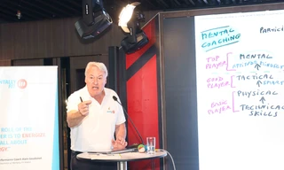 Chuyên gia ngoại đào tạo kỹ thuật 'huấn luyện tinh thần' cho HLV Việt Nam