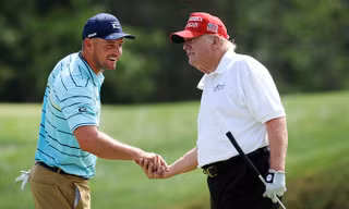 DeChambeau chơi golf với ông Trump tại Trump National Golf Club Bedminster, New Jersey vào ngày 28/7/2022.