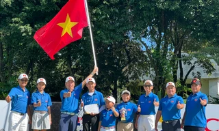 Nguyễn Quốc Bảo Huy (cầm cúp) đạt hạng 3 ngay lần đầu tiên thi đấu nước ngoài