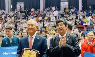 Chủ tịch Liên đoàn Taekwondo Hà Nội Nguyễn Mạnh Hùng trao quà lưu niệm cho ông Jang Taek Hyun - Hiệu trưởng Trường Đại học Baekseok Hàn Quốc.