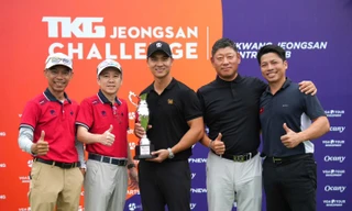 Trần Lê Duy Nhất (giữa) giành danh hiệu thứ 3 tại VGA Development Tour