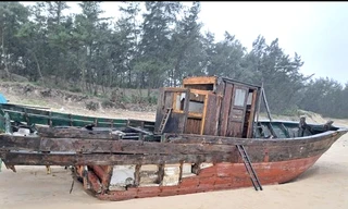 Tiêu hủy 'tàu ma' trôi dạt vào bờ biển Quảng Trị