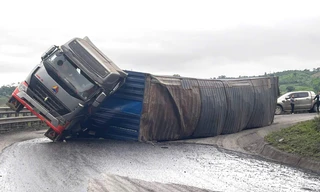 Xe chở gỗ bị lật, quốc lộ 15D tắc gần một ngày đêm