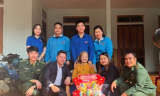 Bữa cơm tất niên - Ấm tình lòng Mẹ