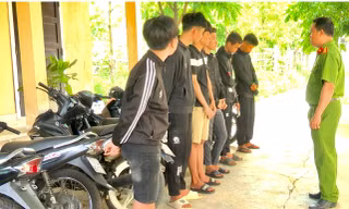 Nhóm thanh thiếu niên nửa đêm chạy xe rú ga, ném vỏ chai vào nhà dân