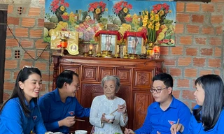 Bữa cơm gia đình ấm tình lòng mẹ