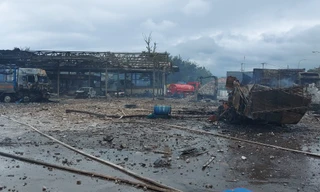 Xe chở pháo phát nổ ở cửa khẩu, 6 người thương vong