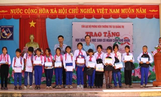 Tặng quà học sinh nghèo rẻo cao biên giới Hướng Hóa