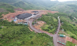 Trường học, người dân ở Quảng Trị khốn khổ vì bụi than