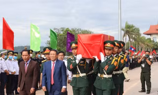 Tiễn đưa các anh hùng liệt sĩ trở về đất mẹ Quảng Bình.
