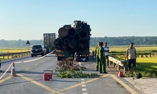 Xe máy đụng ô tô đầu kéo, hai vợ chồng tử vong