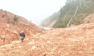 Hiện trường sạt lở đất tại Km 193 đường Hồ Chí Minh nhánh Tây.