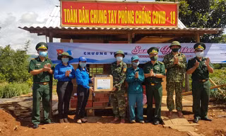 Trao tặng chăn bông và các nhu yếu phẩm tại 12 chốt Biên phòng