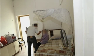 Con trai ném ghế gãy tay mẹ đẻ