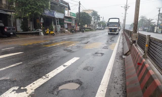 Quốc lộ 1 dày đặc 'ổ gà', xe phải né lách, lấn làn rất nguy hiểm