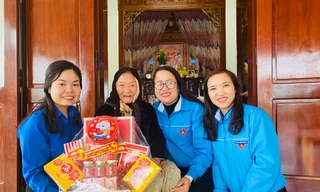 Bữa cơm tất niên - Ấm tình lòng mẹ