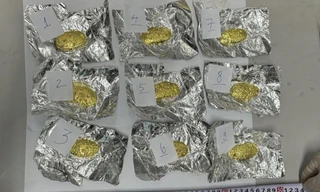 Buộc hơn 1 kg vàng vào người rồi nhập cảnh vào Việt Nam