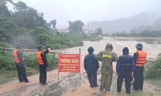 Nhiều ngầm, tràn qua suối ở Quảng Trị ngập sâu, chảy xiết