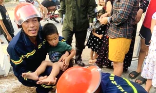 Phá bê tông cứu cháu bé 5 tuổi mắc kẹt ở ống thoát nước