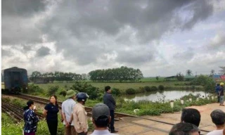 Dắt xe đạp qua đường sắt, cụ ông 86 tuổi bị tàu đâm tử vong