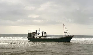 'Tàu ma' trôi dạt vào bờ biển Quảng Trị