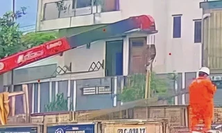 Một công nhân ở Quảng Trị tử vong do cột điện rơi trúng