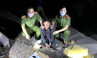 Bắt đối tượng vận chuyển 12.000 viên ma túy qua biên giới