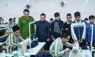 Thanh thiếu niên chậm tiến tận mắt chứng kiến cuộc sống ở trại giam