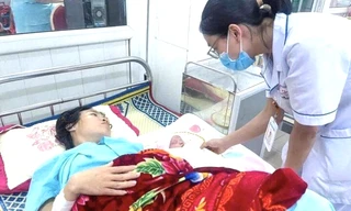 Bác sĩ hiến máu khẩn cấp, cứu sản phụ sốt xuất huyết nguy kịch 'vượt cạn'